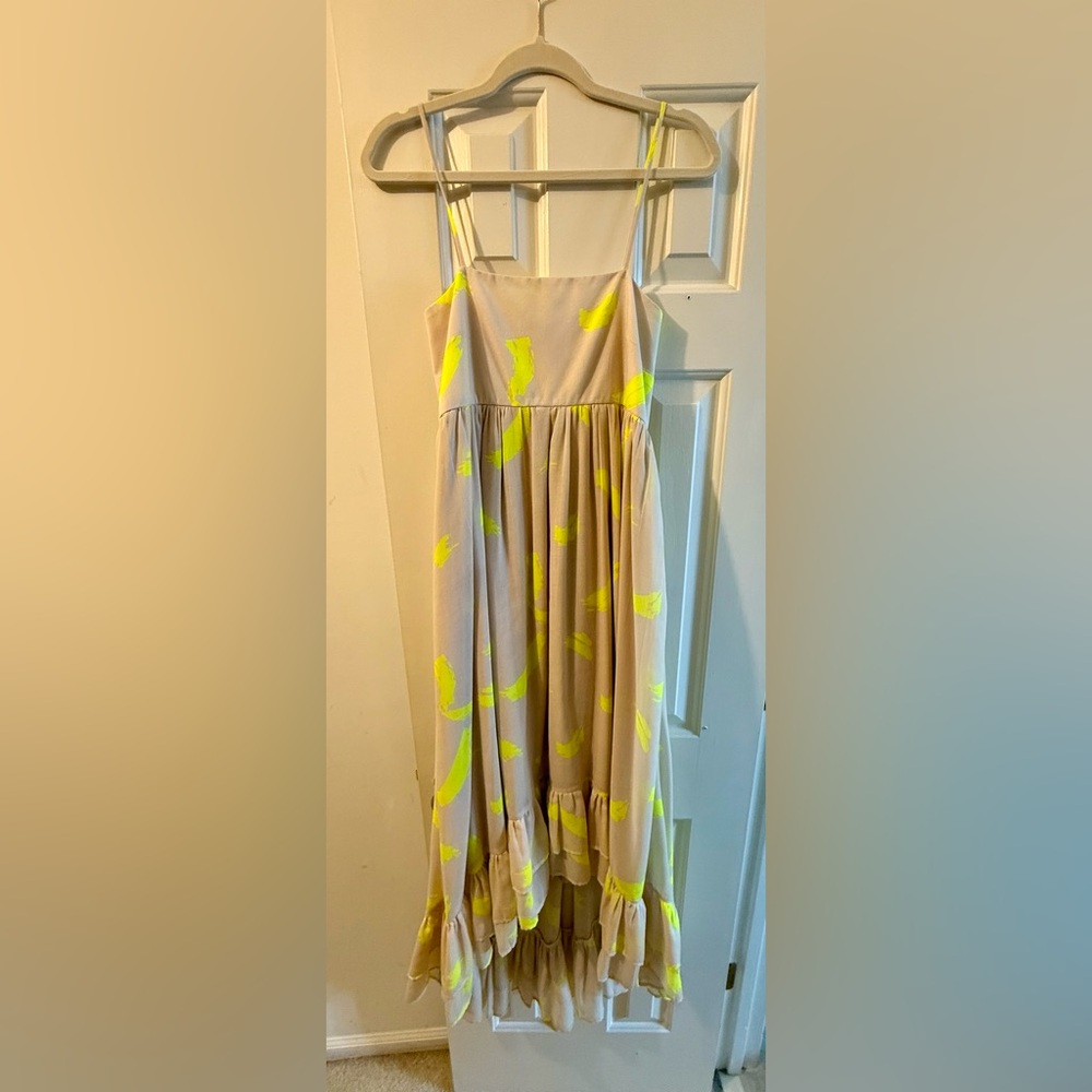 Kleid 
Beige High-Low Midi Dress with Neon Yellow Brushstroke Print
